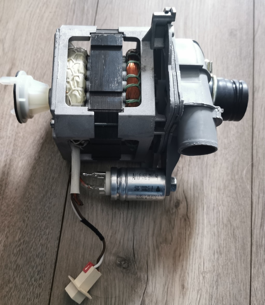 s-l1600-15.png Electrical motor assembly with copper windings and plastic housing on a wooden floor