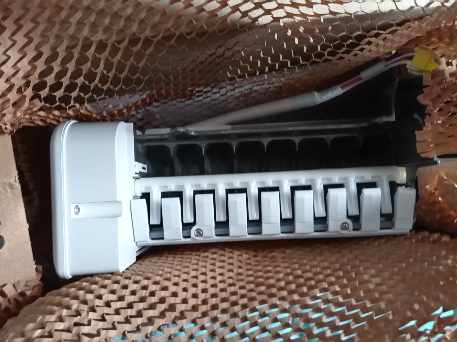 s-l1600-184.jpg White row of circuit breakers with multiple toggle levers inside a protective cardboard mesh wrap in a packaging box.