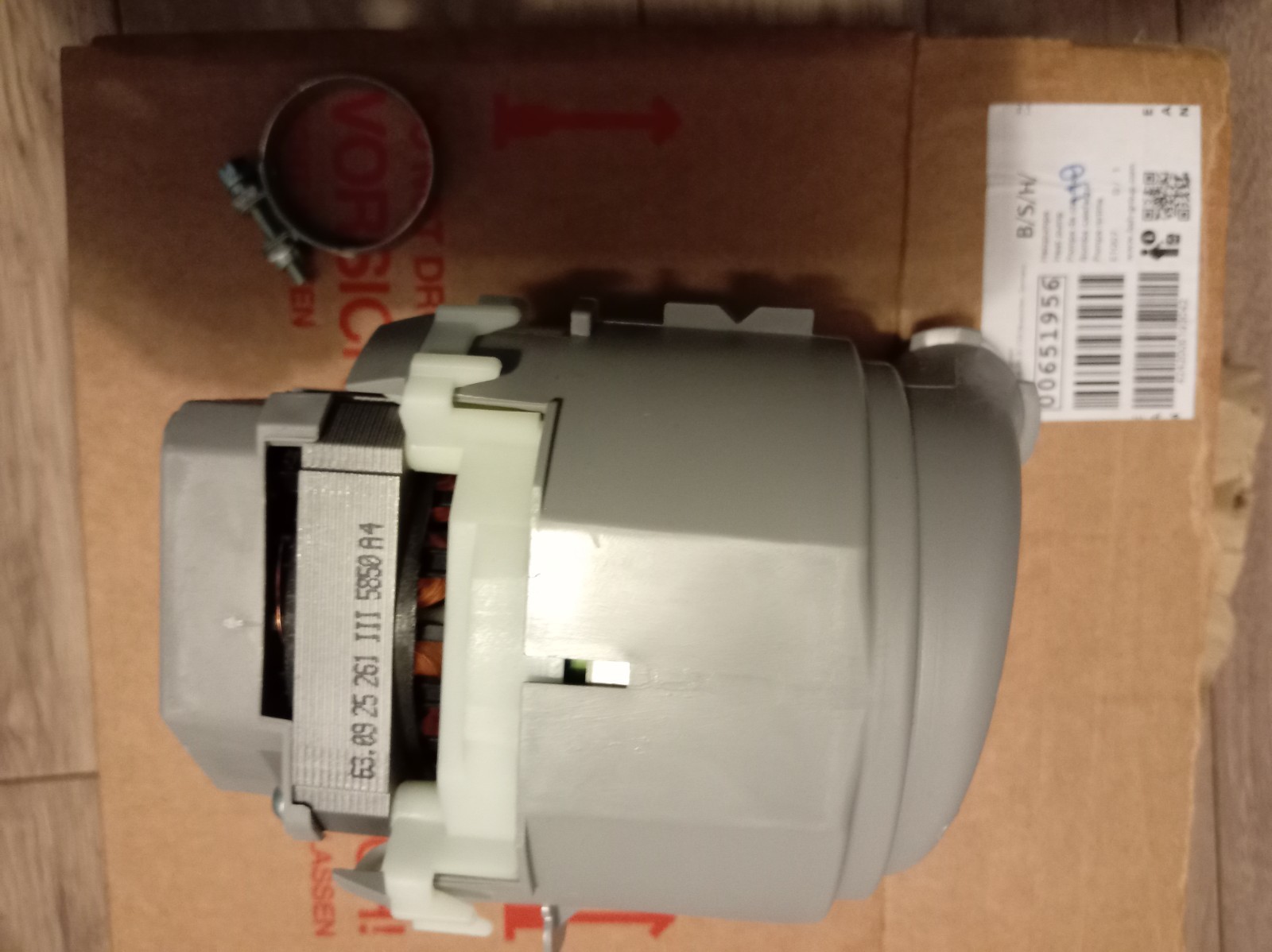 s-l1600-332.jpg Industrial motor with gear housing placed on a brown cardboard box; a circular mounting ring is visible on the left side.