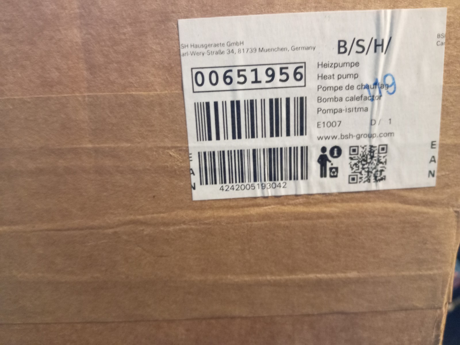 s-l1600-334.jpg Shipping label on a brown cardboard box showing barcodes, the number 00651956, and B/S/H heat pump branding.