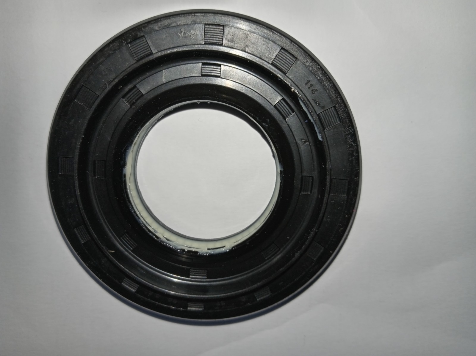 s-l1600-344.jpg Close-up of a black circular rubber seal with textured grip segments on a light background.