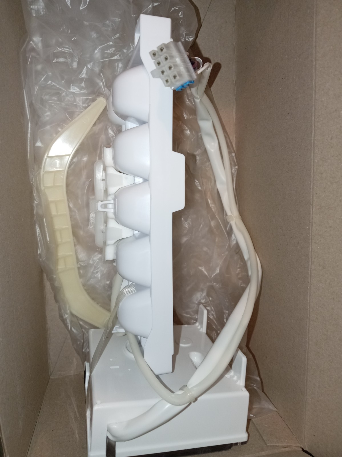 s-l1600-376.jpg White plastic multi-bulb light fixture with four rounded lamp housings, packed in a cardboard box, showing its wiring harness and a beige mounting piece nearby.