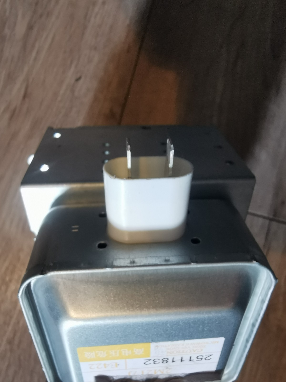 s-l1600-553.jpg Close-up of an electrical transformer with two flat blade prongs protruding from a white plastic spacer on a metal housing.