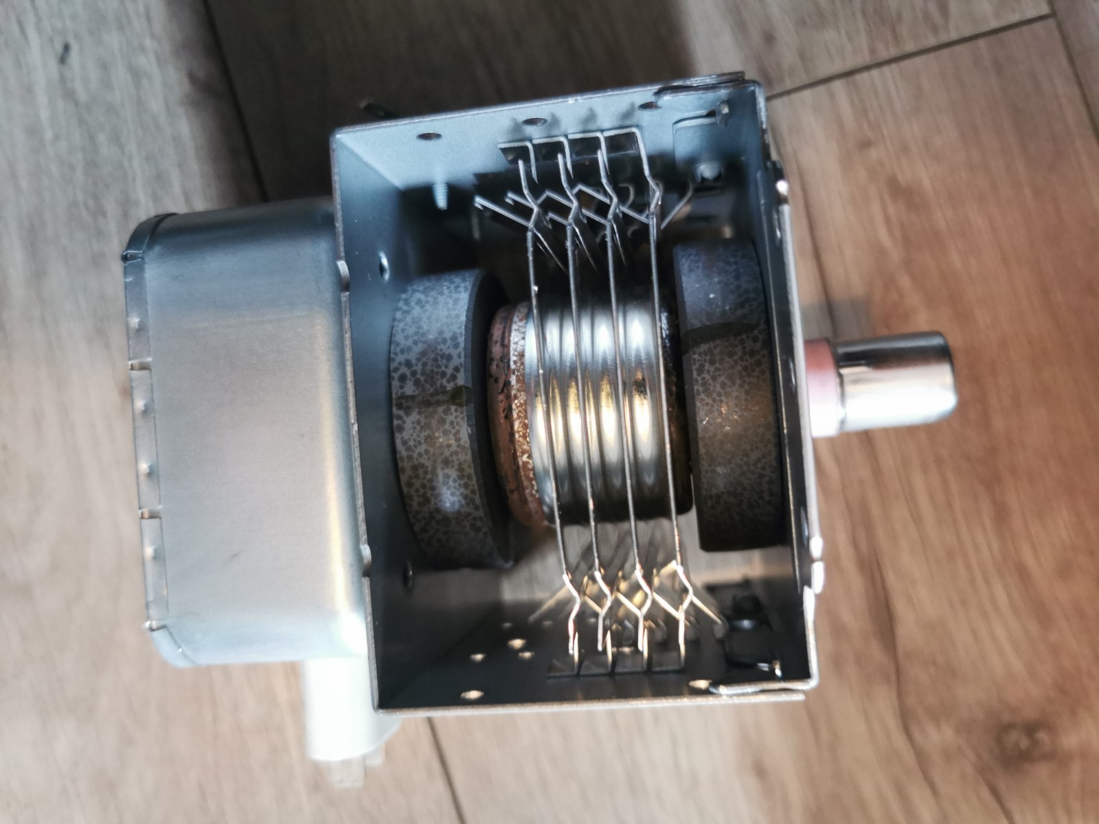 s-l1600-554.jpg Close-up of the inside of a small metal device: cylindrical rollers, a wire rack above them, and a small shaft on the right side inside a rectangular housing.