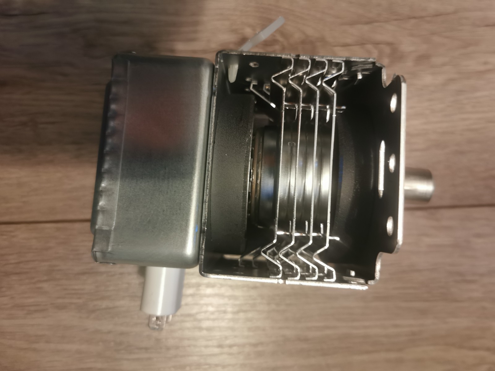 s-l1600-668.jpg Close-up of an open electro-mechanical device showing stacked metal contact blades inside a rectangular metal housing (relay/switch assembly).