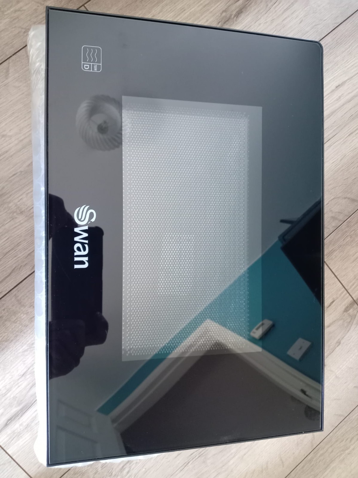 s-l1600-855.jpg Black glossy box with a white Swan logo on the left and a dotted panel graphic, placed on a wooden floor.